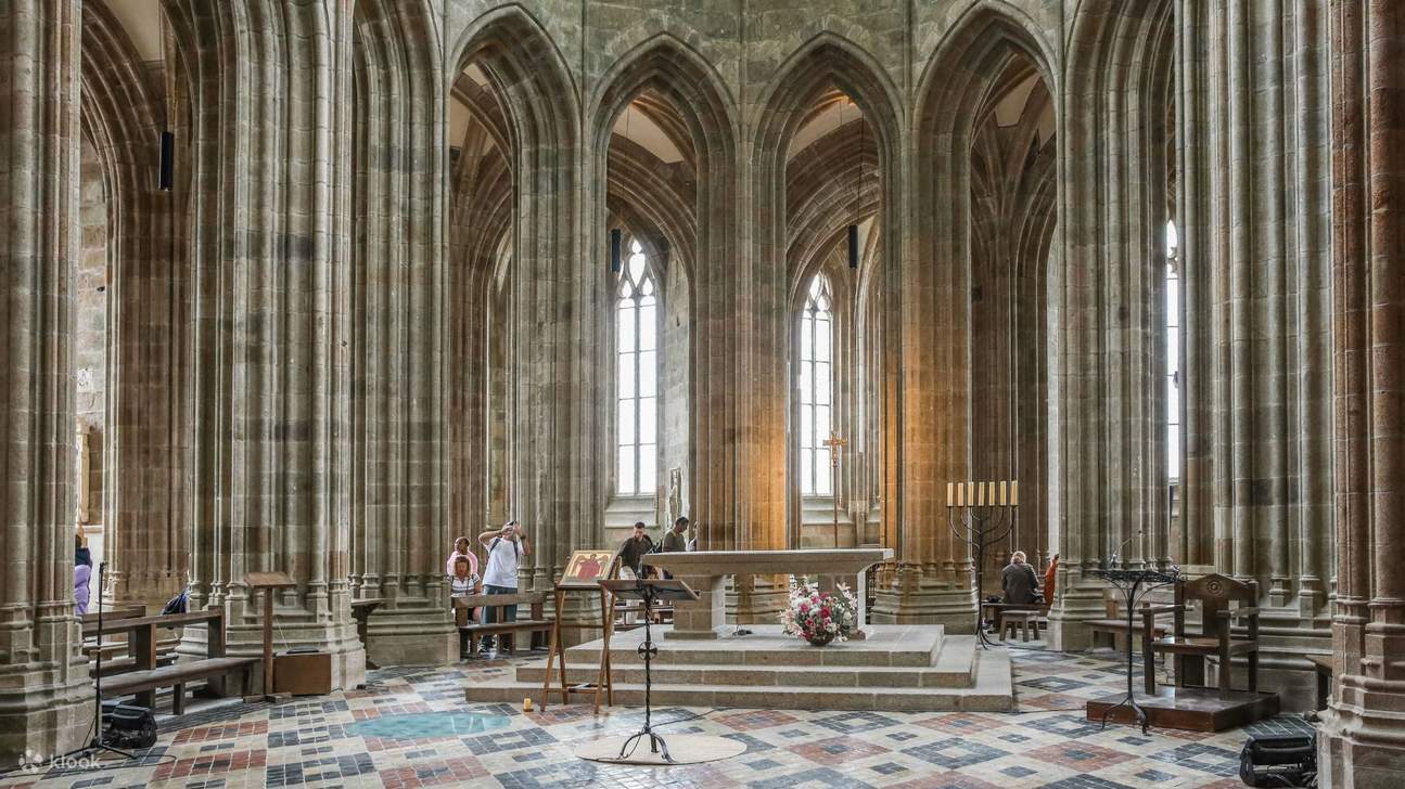 踏上前往聖米歇爾山的風景之旅，漫步於風景如畫的街道，參觀修道院，品嚐當地美食