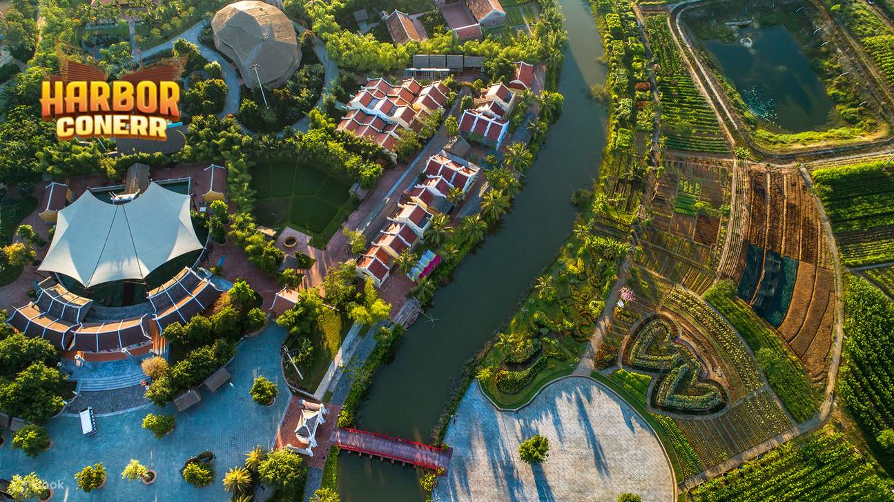 ดื่มด่ำไปกับบรรยากาศของฝั่งตะวันออก (East Bank) อย่างเต็มที่ ซึ่งมีเมืองเก่าริมแม่น้ำ และฝั่งตะวันตก (West Bank) ที่มีถนนดรีมบูเลอวาร์ด (Dream Boulevard) ที่จะนำคุณไปสู่โลกแห่งยุโรปสุดมหัศจรรย์