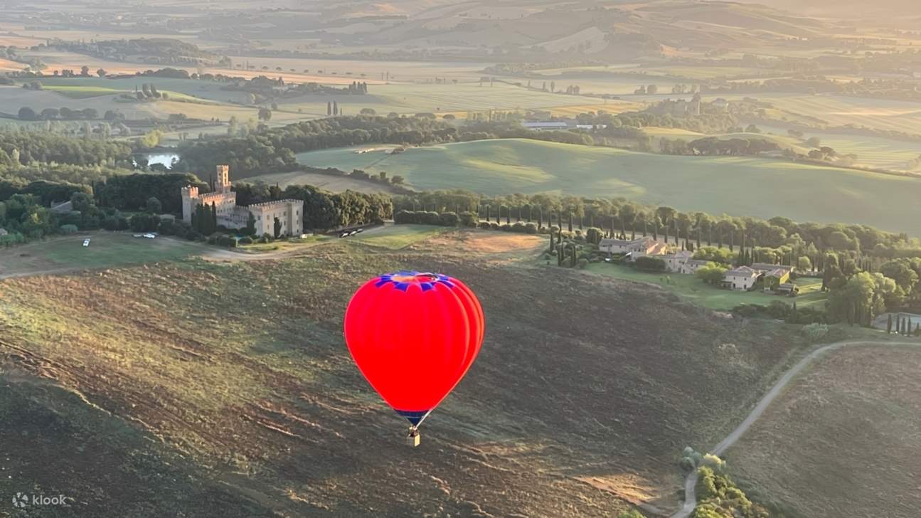 발도르차와 피엔차, 몬탈치노 마을의 숨 막힐 듯 아름다운 항공 뷰를 감상하세요.