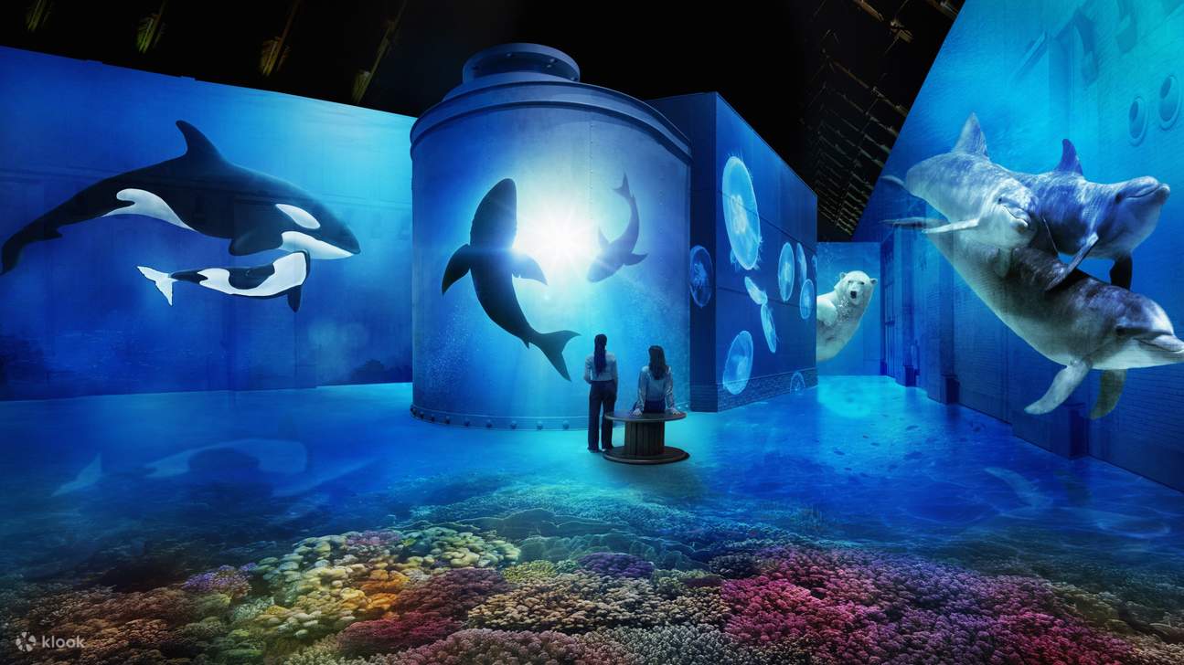 Океанские волны разбиваются и расходятся по стенам в цифровом морском пейзаже.