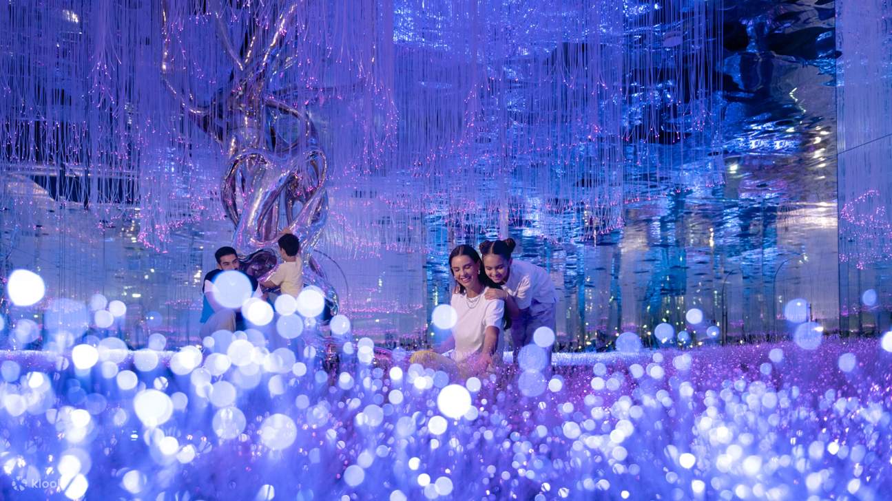 Asómate a las profundidades de la piscina para ver los colores vivos que inundarán tu mente.