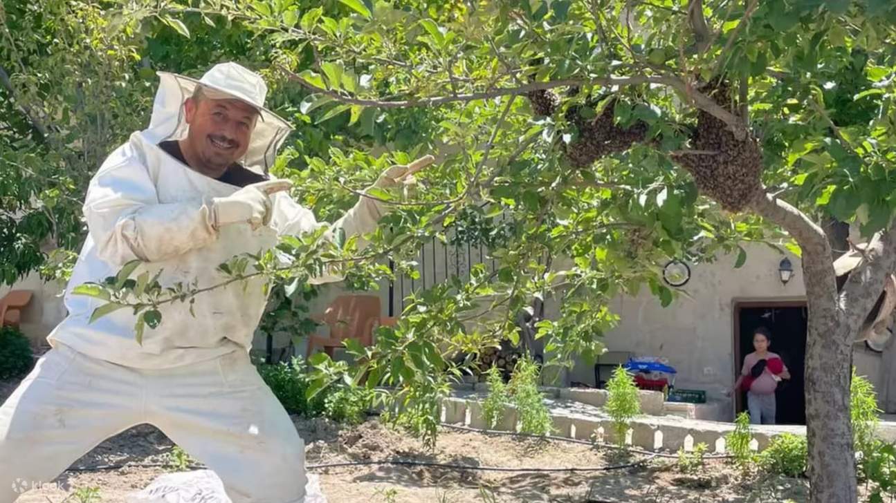 熟練した手つきでミツバチの巣箱の手入れをする様子を見学