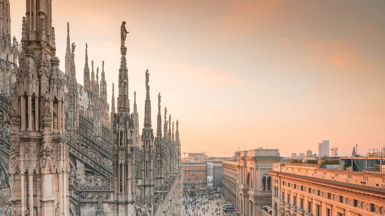 Les flèches et statues gothiques ornent le Duomo, mettant en valeur une beauté architecturale et un savoir-faire complexes.