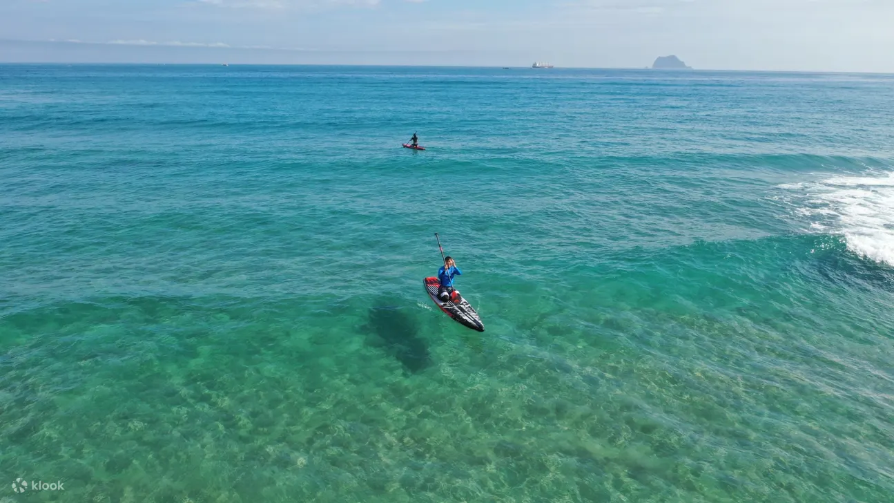 随着海浪划桨，尽情体验夏天的气息