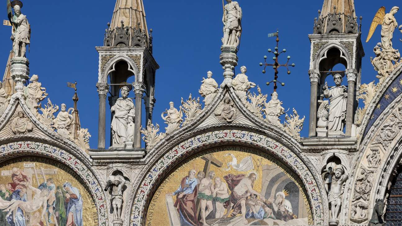 精美的马赛克和雕像为圣马可大教堂 (St. Mark’s Basilica) 令人惊叹的外观锦上添花