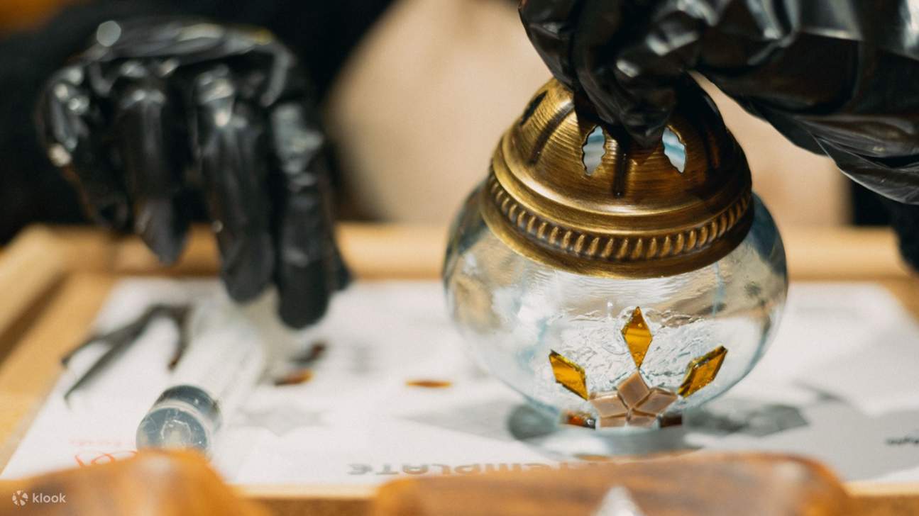 Lampu mosaik Turki yang dibuat dengan indah, bersinar dengan seni penuh warna dan pesona tradisional