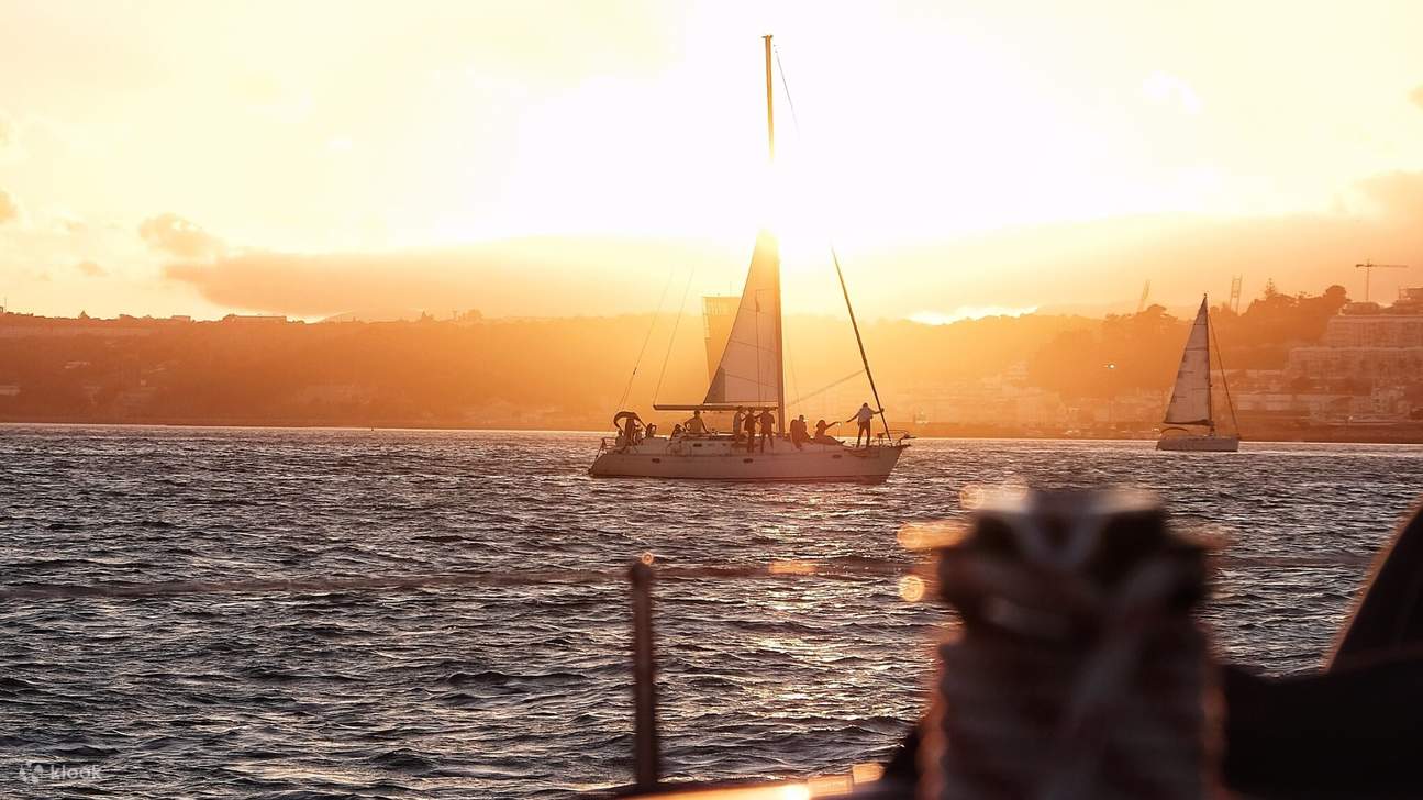 황홀한 석양 아래 아름다운 도시 풍경을 감상하며 잊지 못할 리버 크루즈를 즐겨보세요.