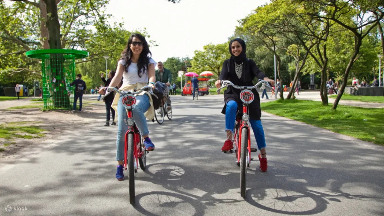鹅卵石路在车轮下发出有节奏的回响，沐浴在清晨金色的阳光中。