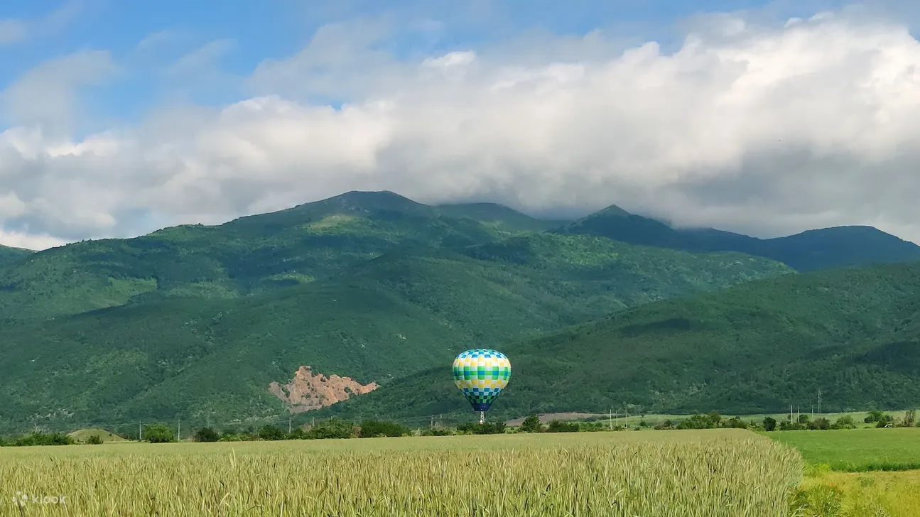 雄伟的贝洛格拉奇克岩石的壮丽景色，大自然在天空下的杰作
