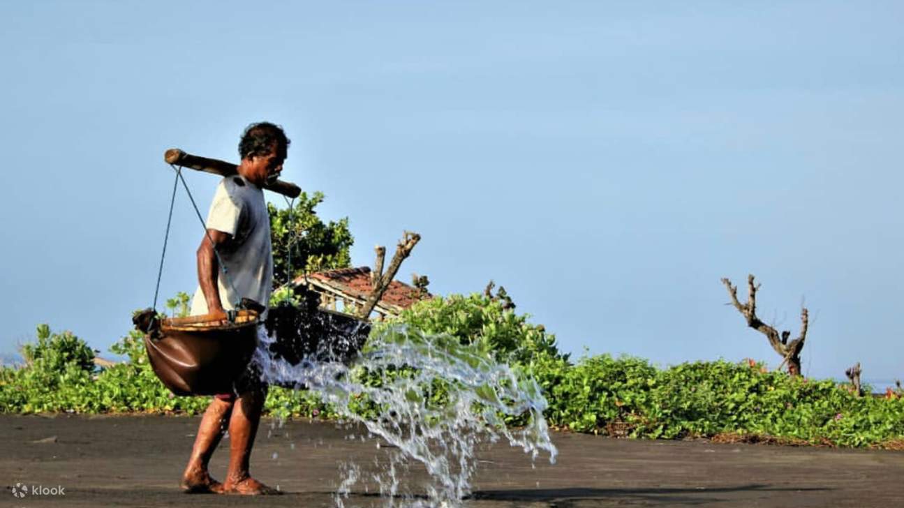 Pengalaman Membuat Garam di Bali Timur
