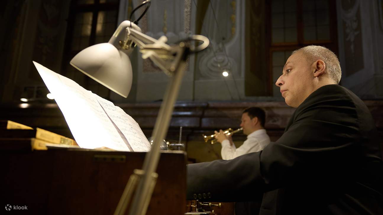 ภาพระยะใกล้ของมือนักเล่นออร์แกนที่กำลังเล่นออร์แกนท่ออันสง่างามอย่างชำนาญ