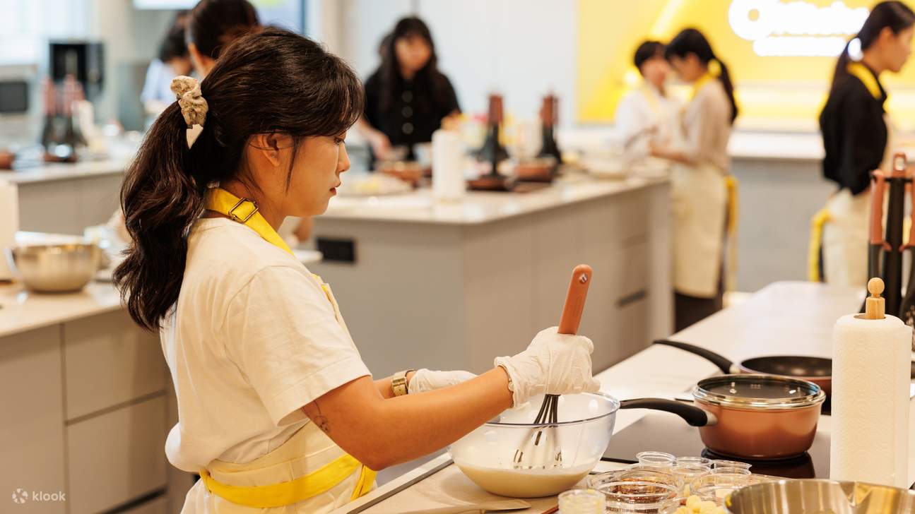 Pelajari cara membuat hidangan Korea yang istimewa seperti Gimbap, Bulgogi, dan Ssiat Hotteok (lempeng manis dan berbijian yang melambangkan rasa Busan).