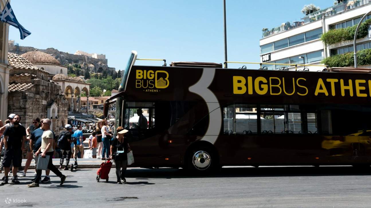 Полюбуйтесь захватывающими дух видами на побережье, прокатившись на знаменитом желтом двухэтажном автобусе с открытым верхом.
