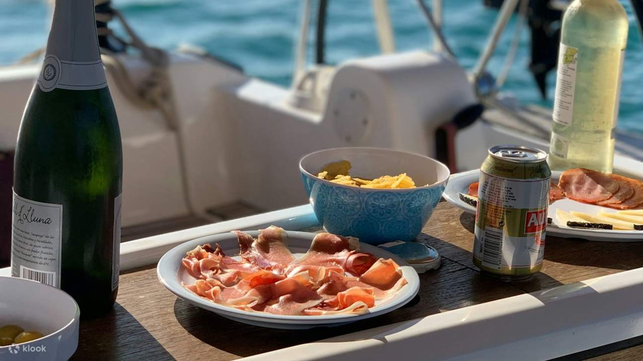 品嚐美酒和點心，在巴塞隆拿充滿活力的海濱滑行而過