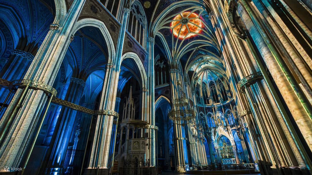 ウィーンのヴォティーフ教会での創造の光のショー