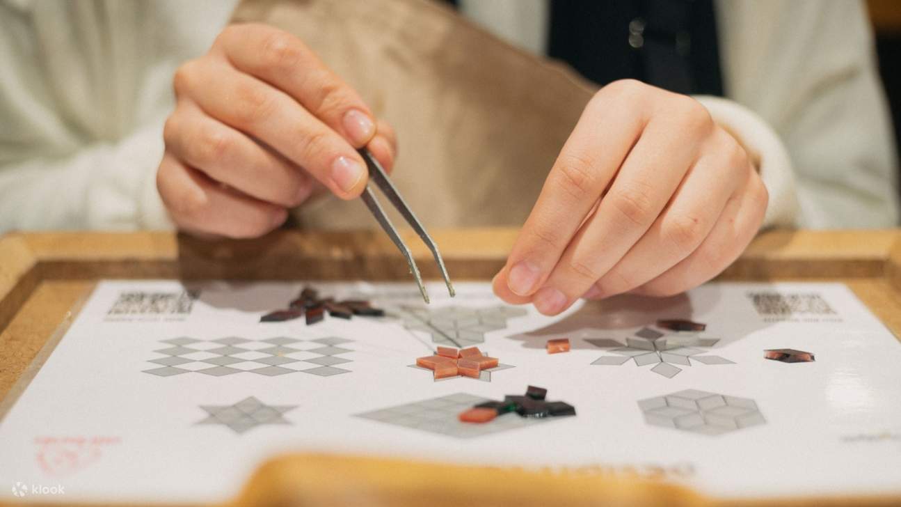 Materiali per mosaici colorati come perline di vetro e piastrelle pronti per l'uso nel laboratorio di lampade a mosaico di Istanbul