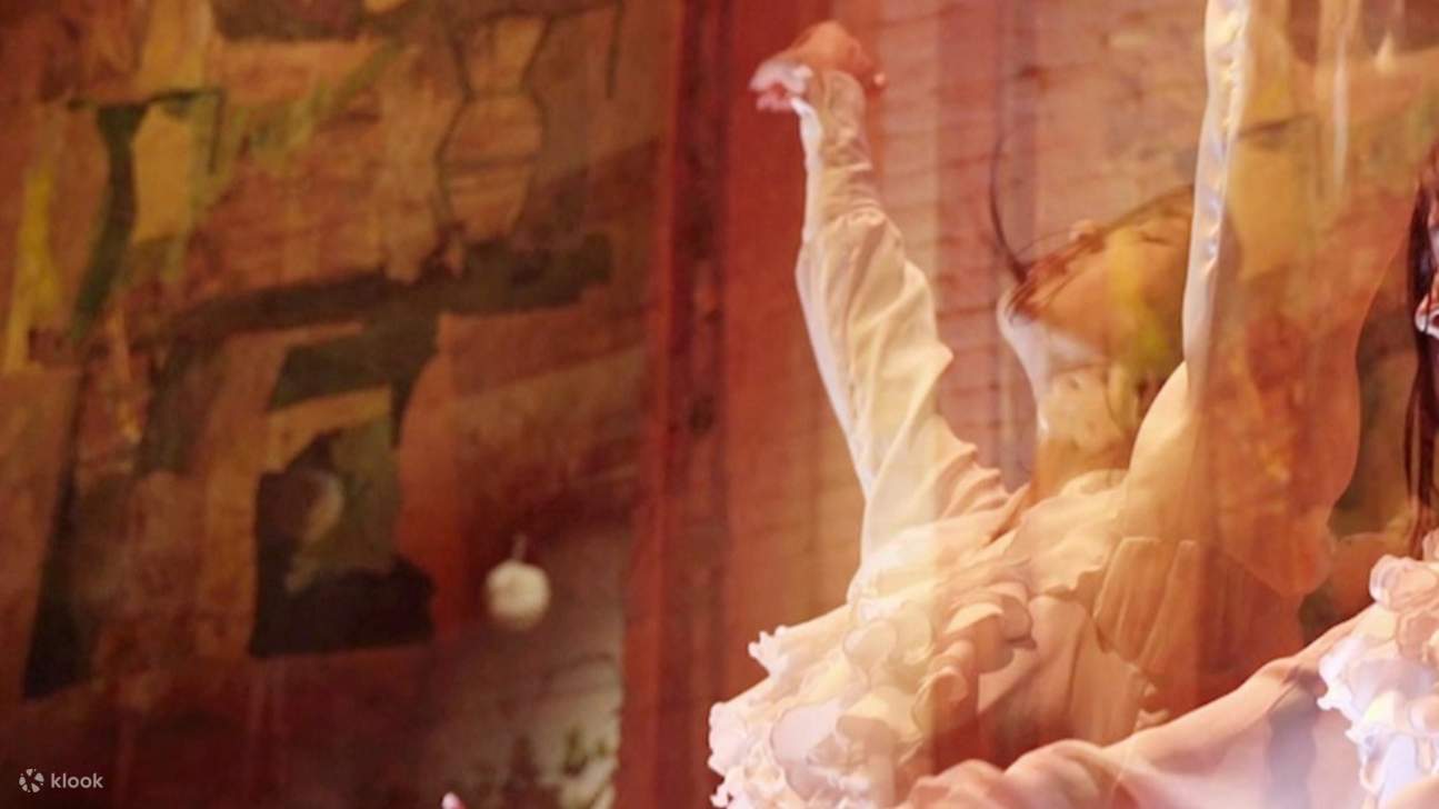 Cảm nhận cảm xúc và sự mãnh liệt khi các vũ công flamenco quyến rũ bạn bằng từng động tác mạnh mẽ