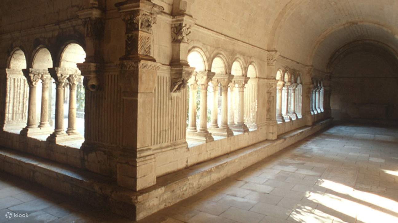 ดื่มด่ำกับทัศนียภาพอันงดงามของเมือง Arles จาก Montmajour เผยให้เห็นถึงภูมิทัศน์และมรดกอันเป็นเอกลักษณ์