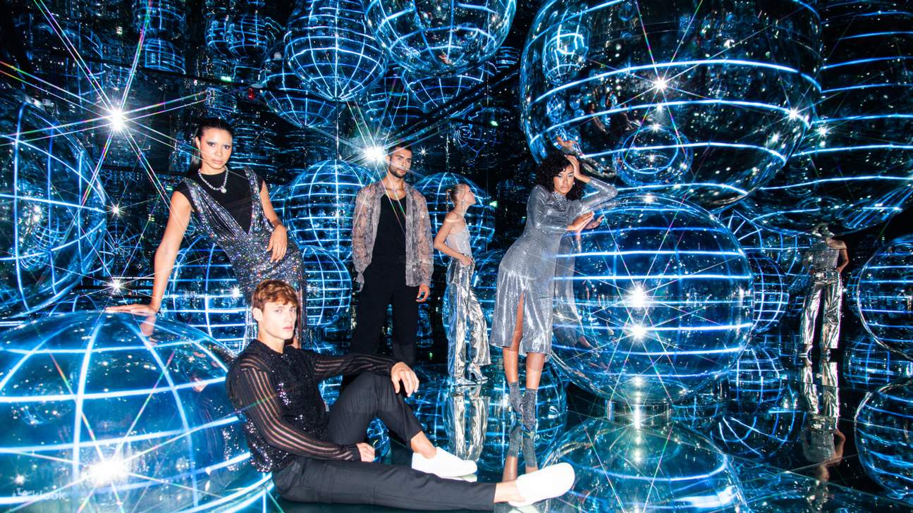 Lang thang qua những thế giới sống động được bao bọc bên trong các gian phòng của nó