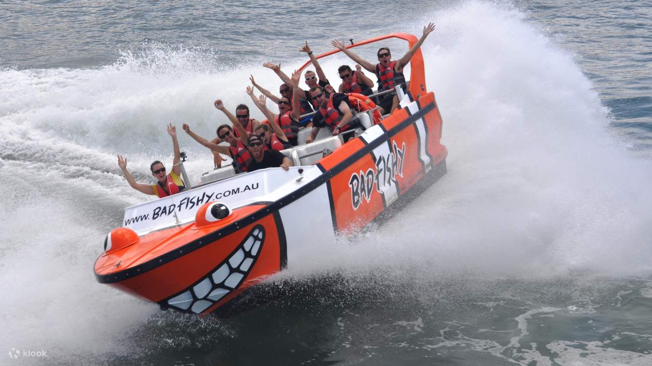 在三位一体湾 (Trinity Inlet) 的水域上，尽情享受速度、旋转和滑行的刺激快感