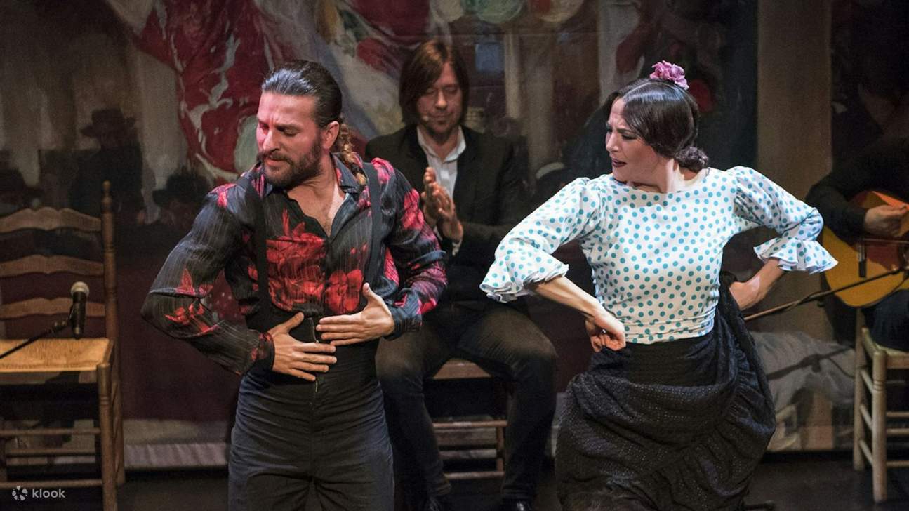 Saksikan tenaga flamenco yang bertenaga dalam persembahan yang menawan di Teater Triana Flamenco