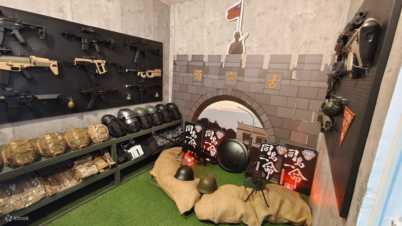 フル装備のプロテクター、タクティカルベストなど