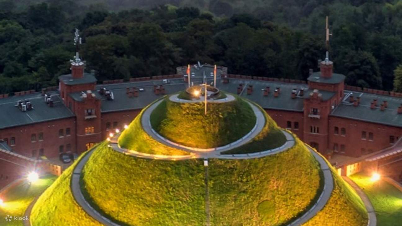 Temukan tanaman asli dan margasatwa Krakow di sepanjang jalur indah menuju puncak