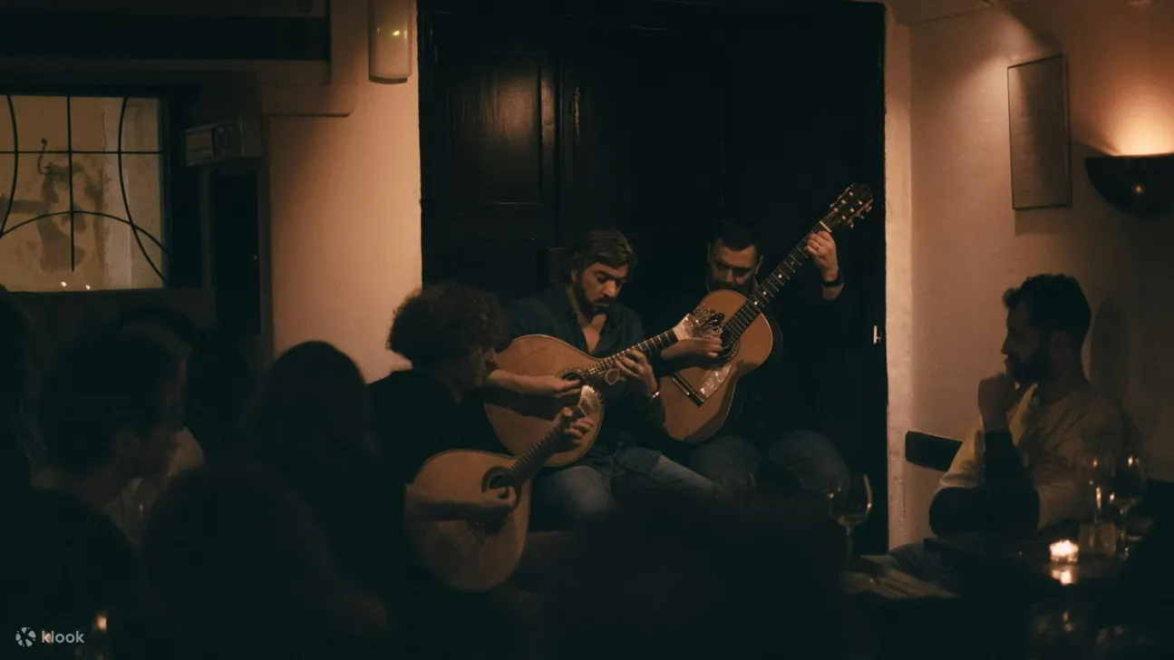Canto do Poeta 的传统法多表演和晚餐