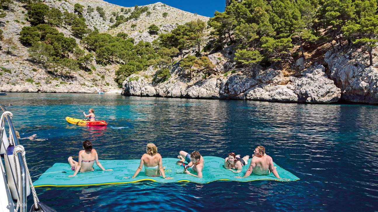 Berlayarlah di sepanjang lautan yang tenang sambil menikmati momen tak terlupakan di setiap ombak yang lewat