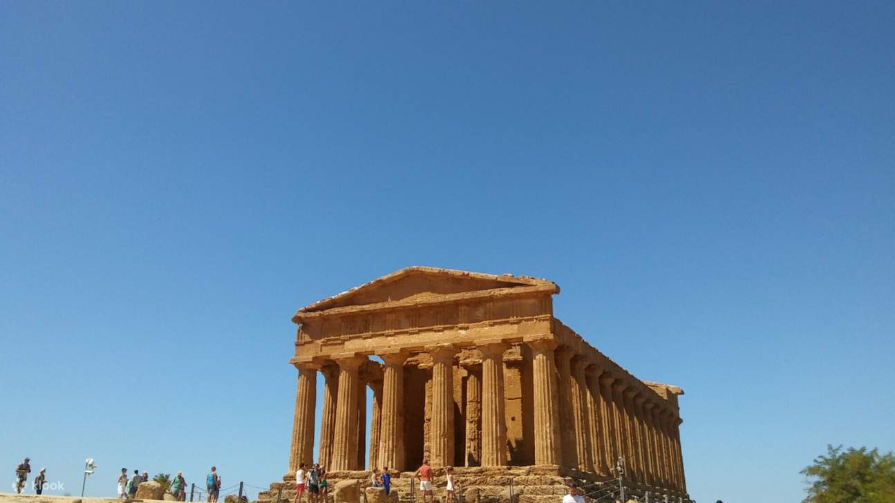 Antichi sentieri conducono attraverso la storia, fondendo influenze greche, romane e cristiane nel corso del tempo.