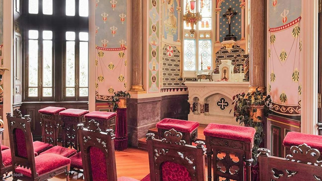 Sanfte rosafarbene Wände und ein Vintage-Dekor schaffen ein elegantes, romantisches und historisches Ambiente.