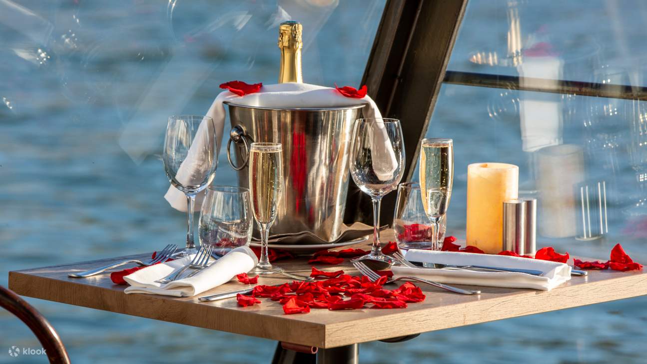 Seine River Cruise dengan Makan Siang atau Makan Malam di Paris