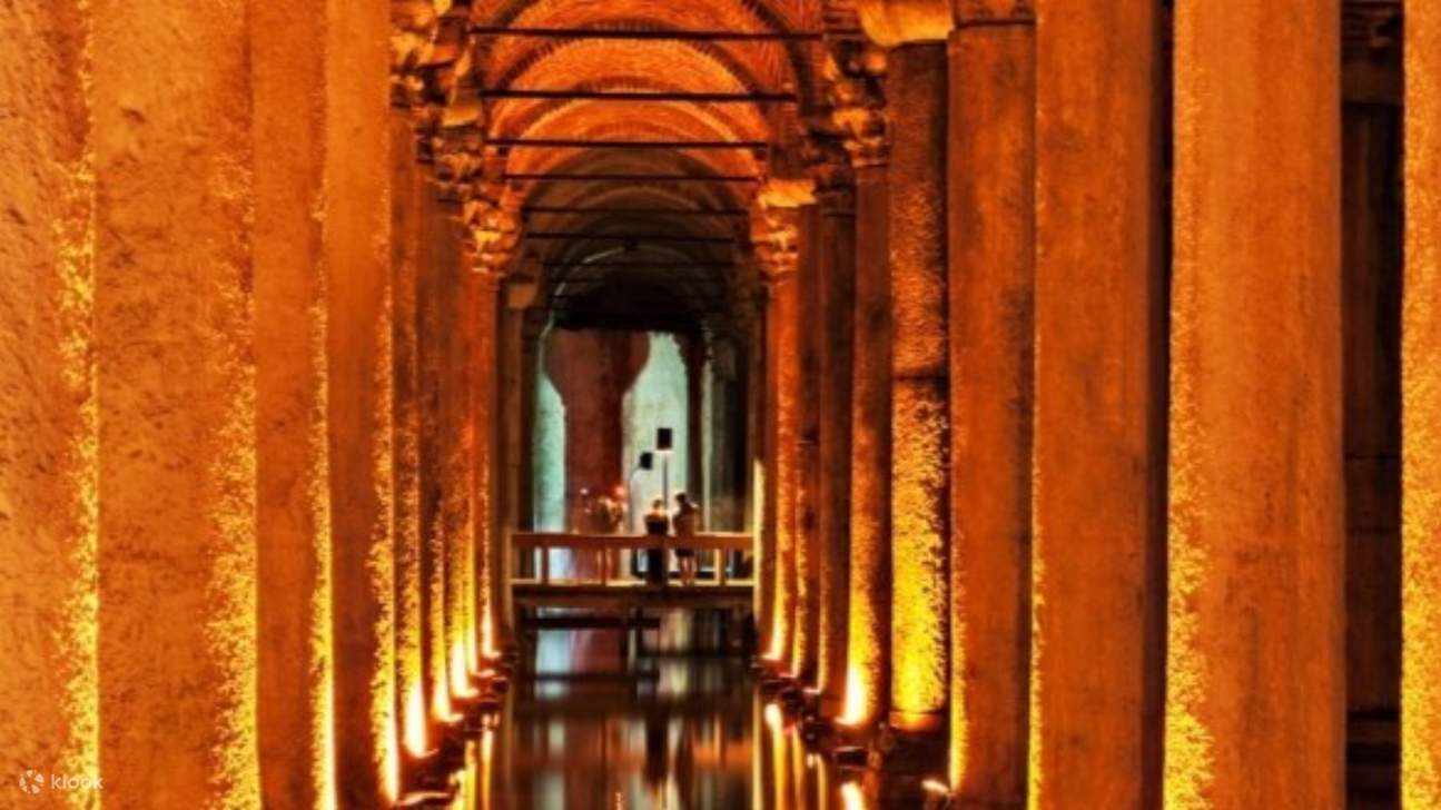 La lumière et l'ombre dansent à travers les arches dans une immobilité sous-marine hypnotique