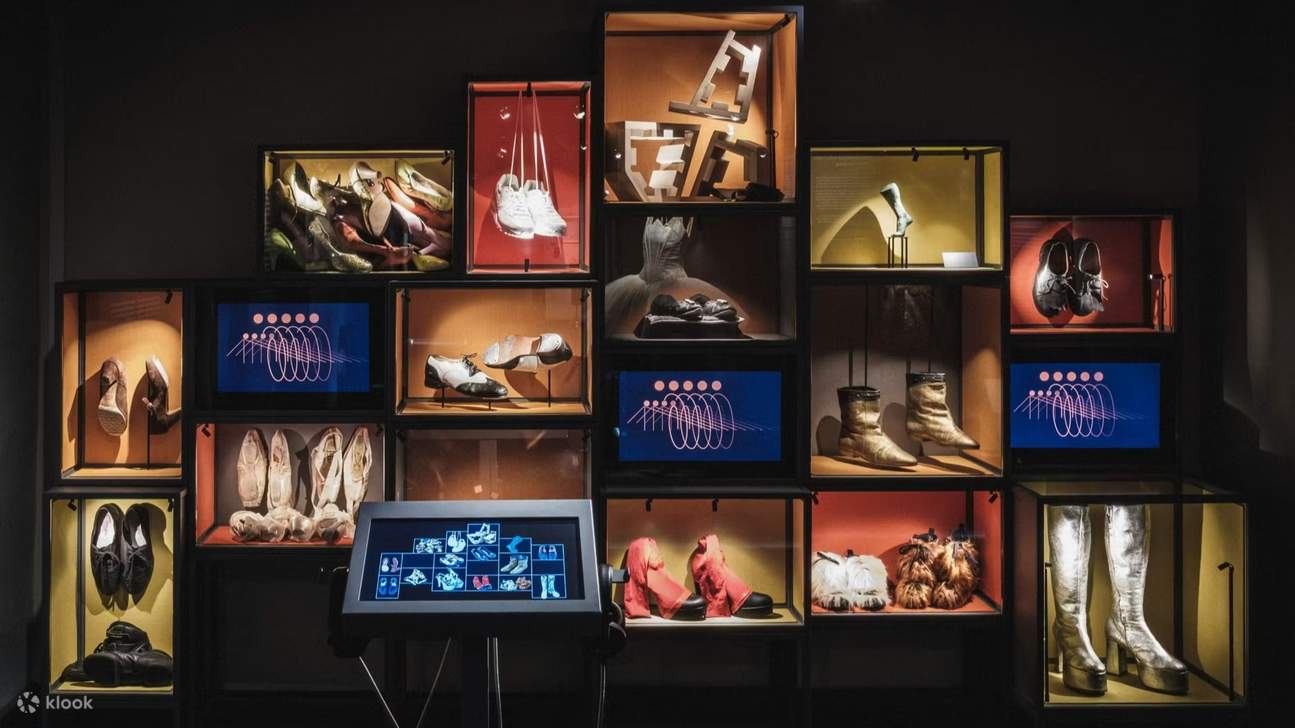 Admirez les costumes de scène élaborés et les artéfacts historiques du théâtre exposés