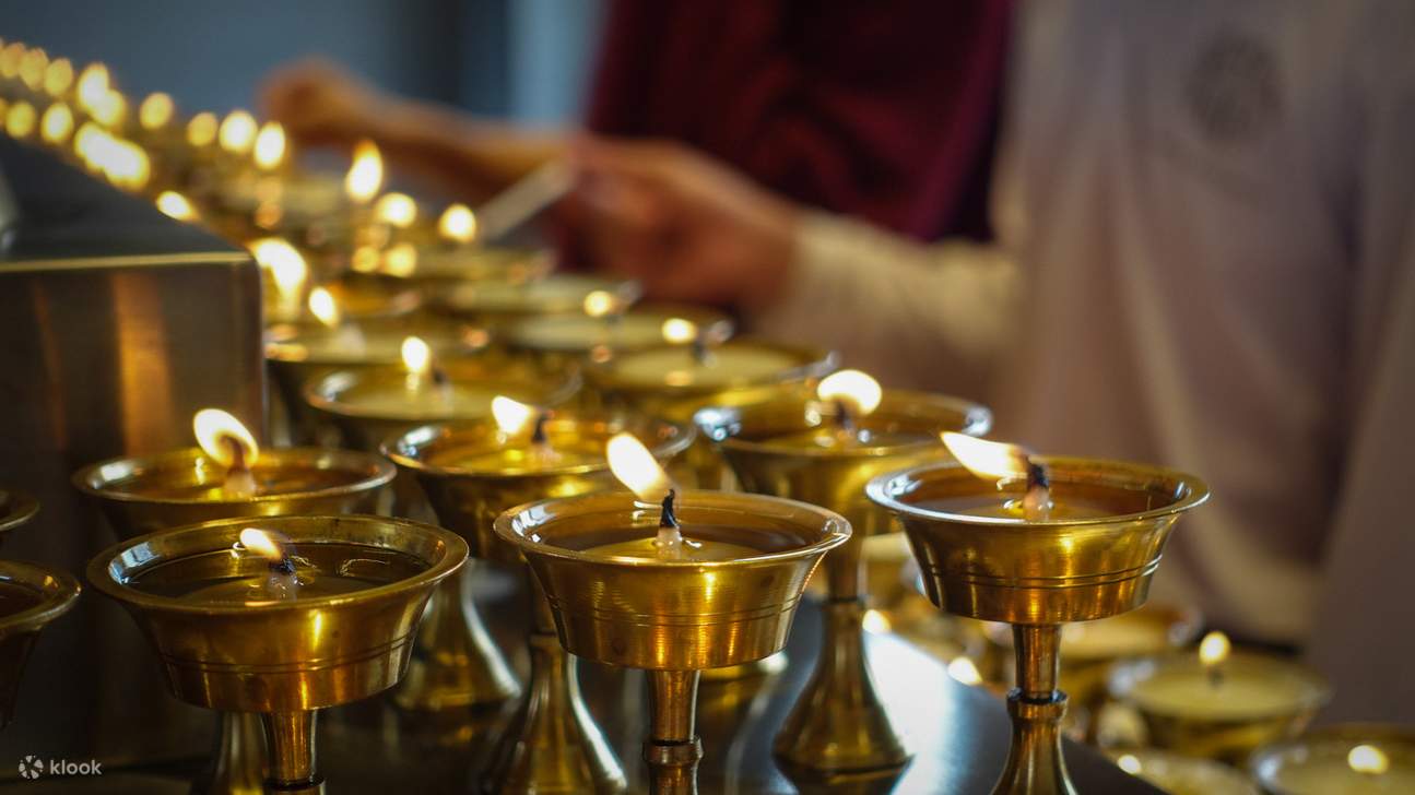 La lampe à beurre est une pratique traditionnelle qui favorise l'illumination et la croissance spirituelle. Les lampes à beurre, également appelées dritso, sont de petites lampes remplies de beurre qui sont allumées et offertes en signe de dévotion, de pu