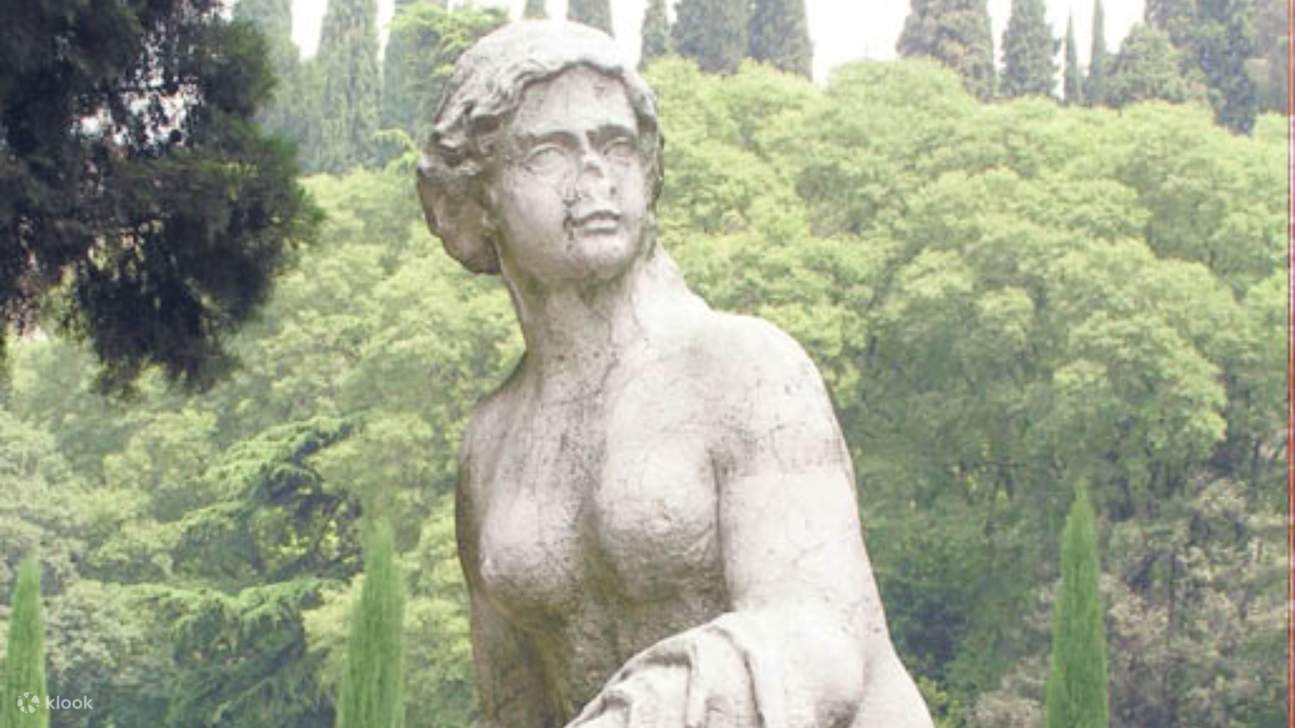 Temukan ketenangan di Giusti Garden, sebuah tempat peristirahatan abadi yang memadukan seni, alam, dan ketenangan dengan sempurna