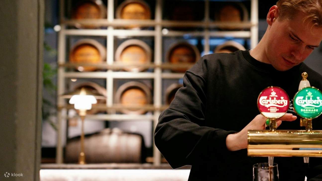 在迷人庭院中，品尝嘉士伯啤酒，享受清爽饮品和「Hygge」氛围