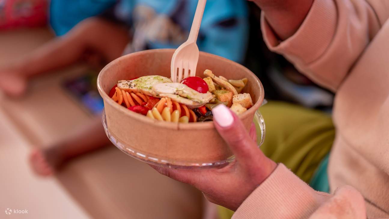 Sonnen Sie sich in der sonnenbeschienenen Magie des Meeres und genießen Sie den pulsierenden Charme der Natur.