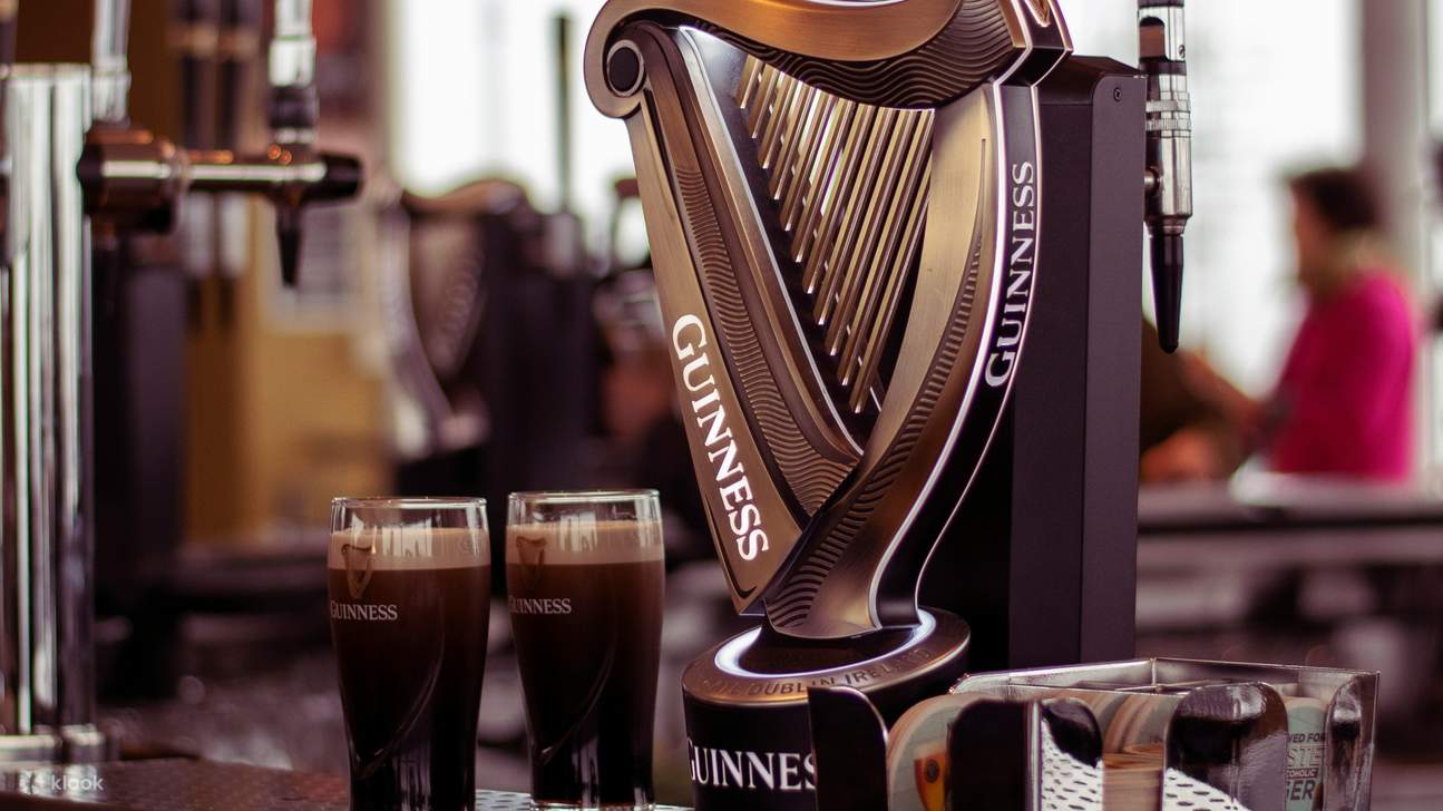 Secangkir Guinness yang dituang dengan sempurna, menangkap cita rasa Dublin yang sesungguhnya