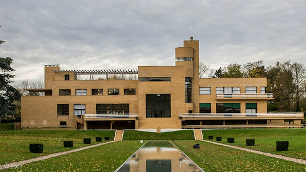 Pénétrez dans un joyau Art déco intemporel conçu par l'architecte visionnaire Robert Mallet-Stevens