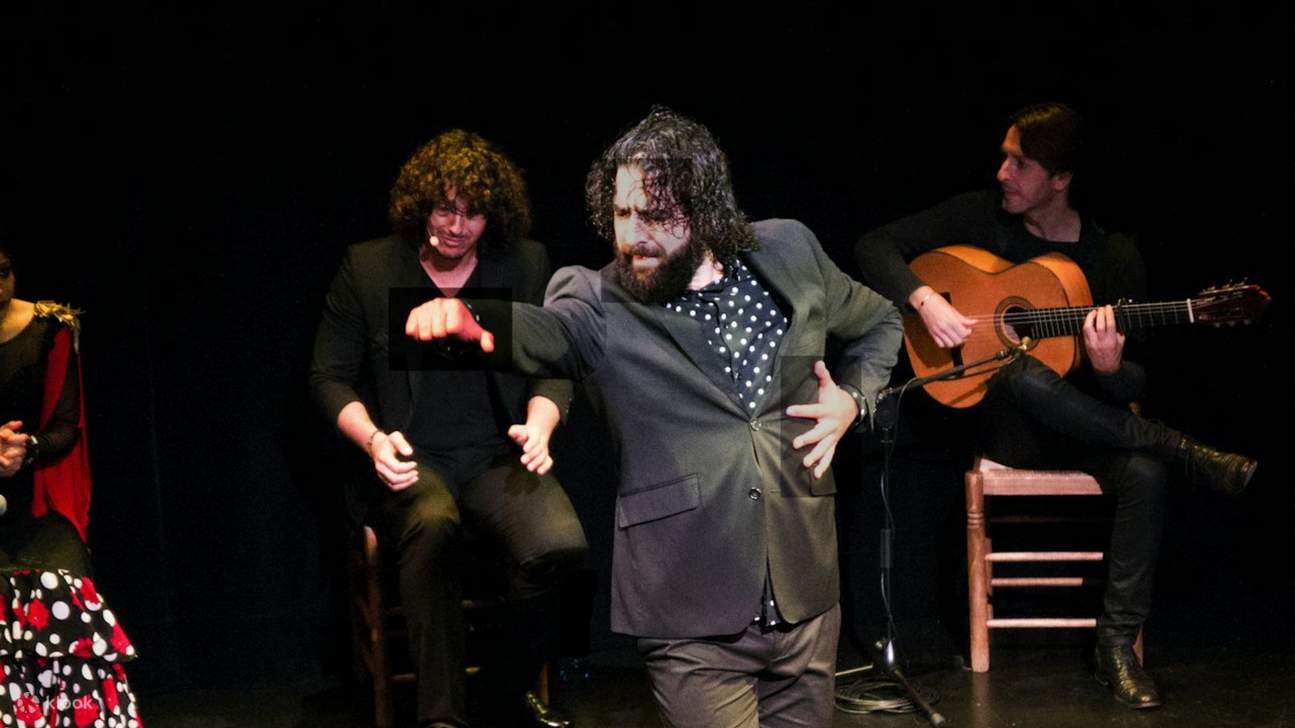 Tenggelamkan diri anda dalam satu jam tarian ghairah dan muzik penuh perasaan di teater ikonik Seville