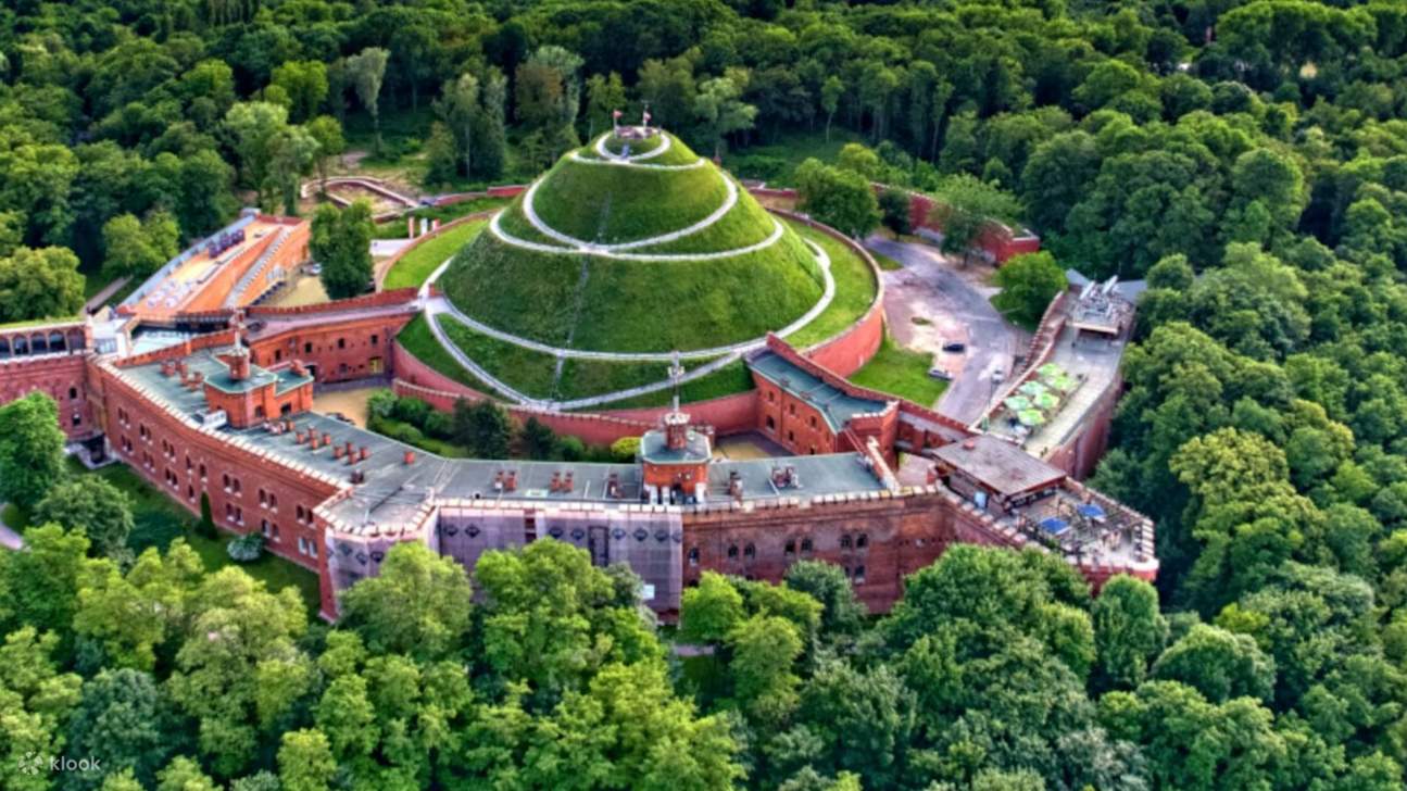 コシチュシコ塚の頂上から、クラクフの街並みや田園地帯の壮大な景色を一望しましょう。