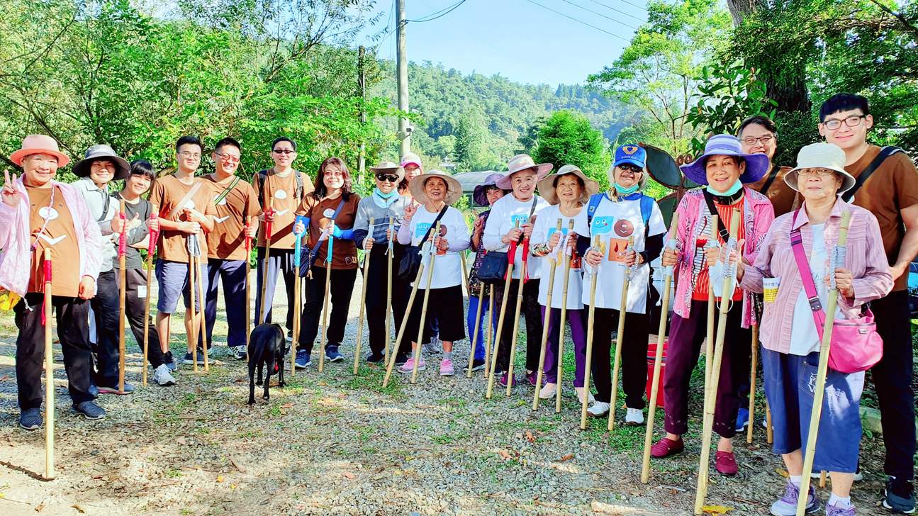 紙教堂新故鄉見學園區介紹-農村旅遊-竹健走杖帶者走