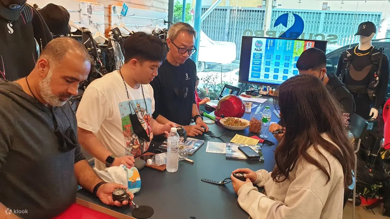 参加曼谷开放水域潜水员课程，将城市冒险变成水下探索——这是一次将城市生活与海洋魔力结合在一起的水肺潜水之旅。