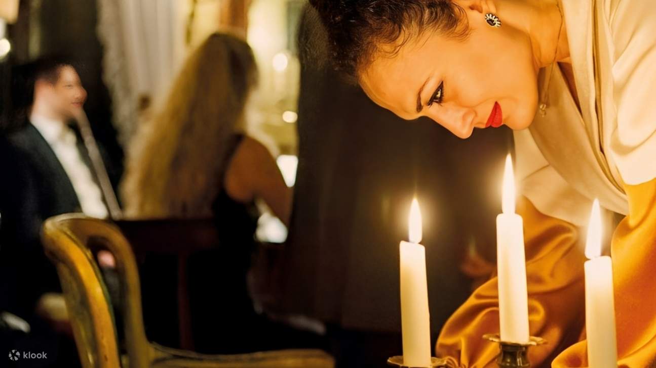 演员在烛光下准备，为令人难忘的歌剧之夜搭建舞台