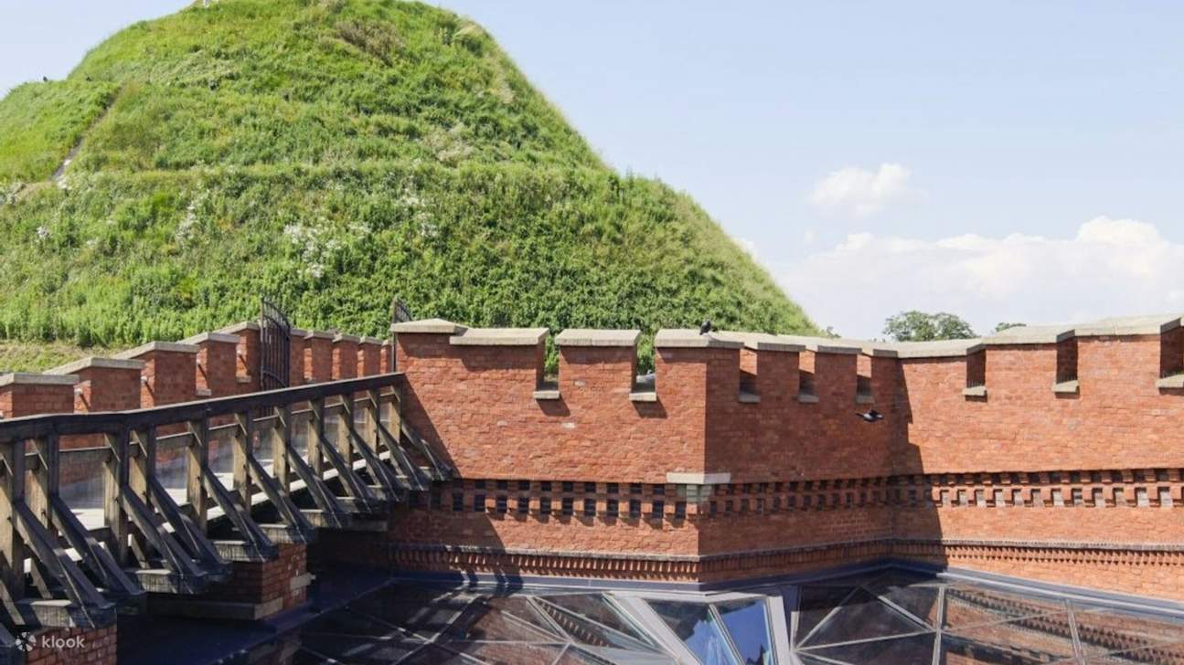 푸르른 녹음과 평온한 산책로가 어우러진 곳에서 역사, 자연, 문화를 만나보세요.