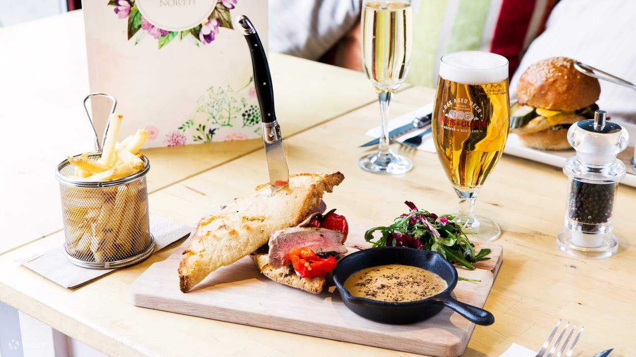 在愛丁堡品嚐蘇格蘭肉餡羊肚、威士忌和杜松子酒體驗