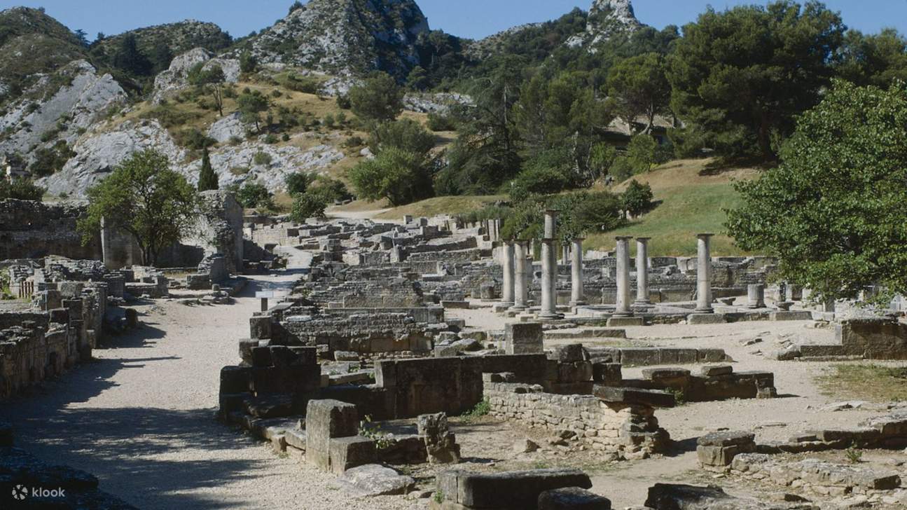 Uncover Glanum’s fascinating past while surrounded by stunning landscapes and timeless charm