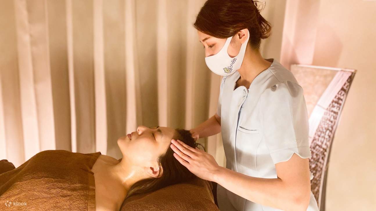 Perawatan ini dilakukan sepenuhnya dengan tangan, memberikan relaksasi mendalam dari kepala hingga leher dan bahu, membantu mengatur sistem saraf otonom, dan menghadirkan pengalaman yang sangat nyaman.