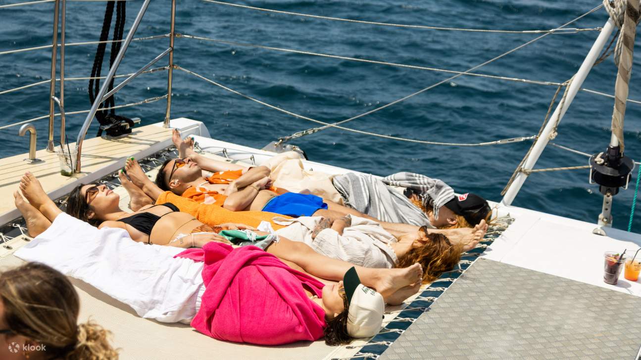 Erfassen Sie die Essenz von Freiheit und Entspannung in einem malerischen Meeresparadies